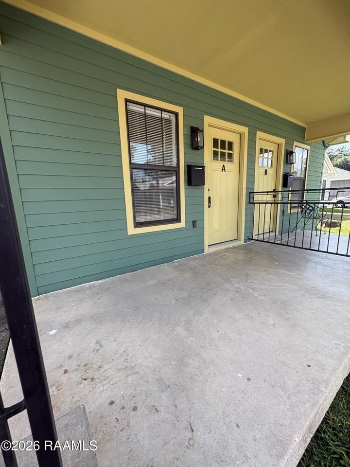 612 E Vermilion St #A - Photo 3 of 23