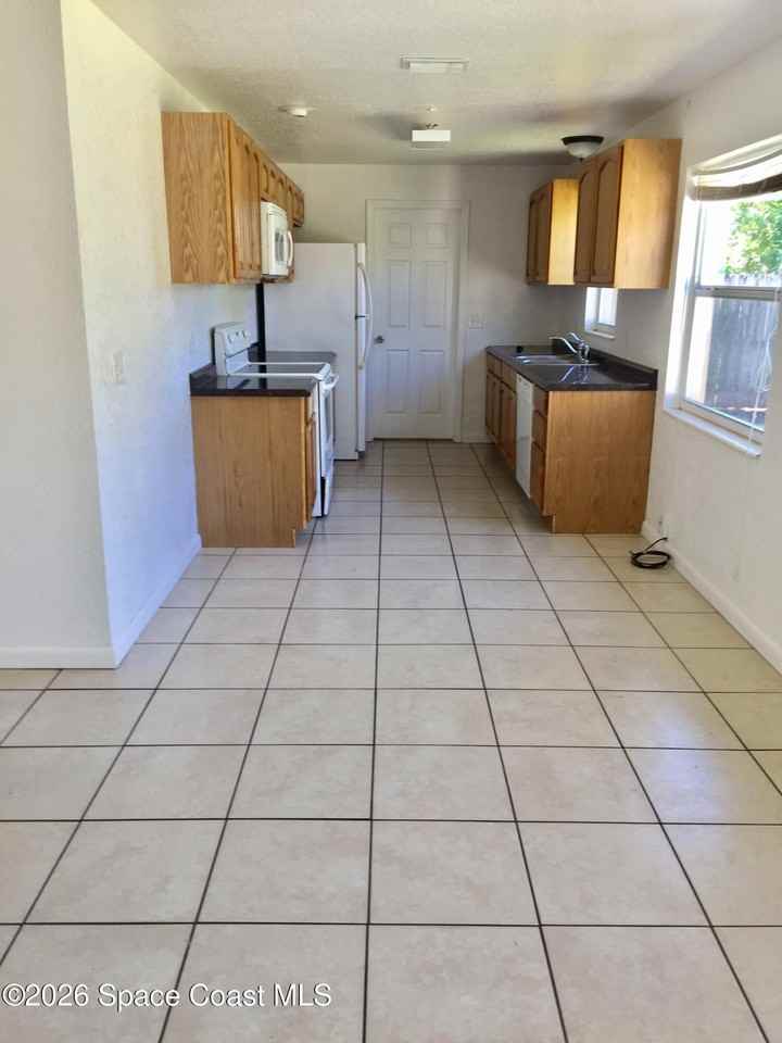 955 Martinique Dr - Photo 2 of 4