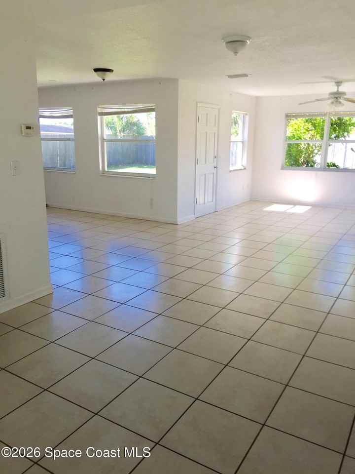 955 Martinique Dr - Photo 3 of 4