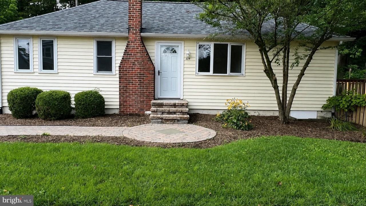 229 Maryland Ave - Photo 2 of 2