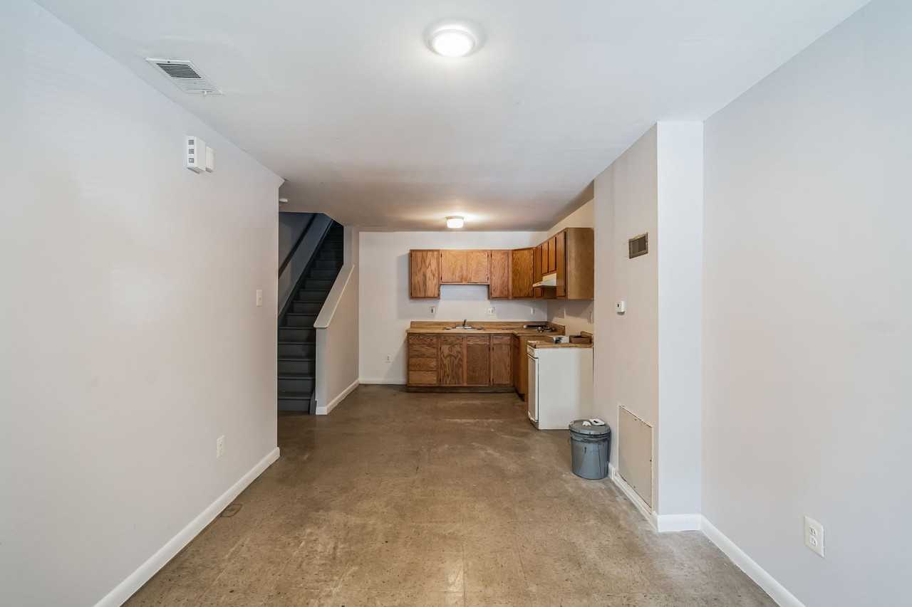884 N 42nd St - Photo 4 of 7