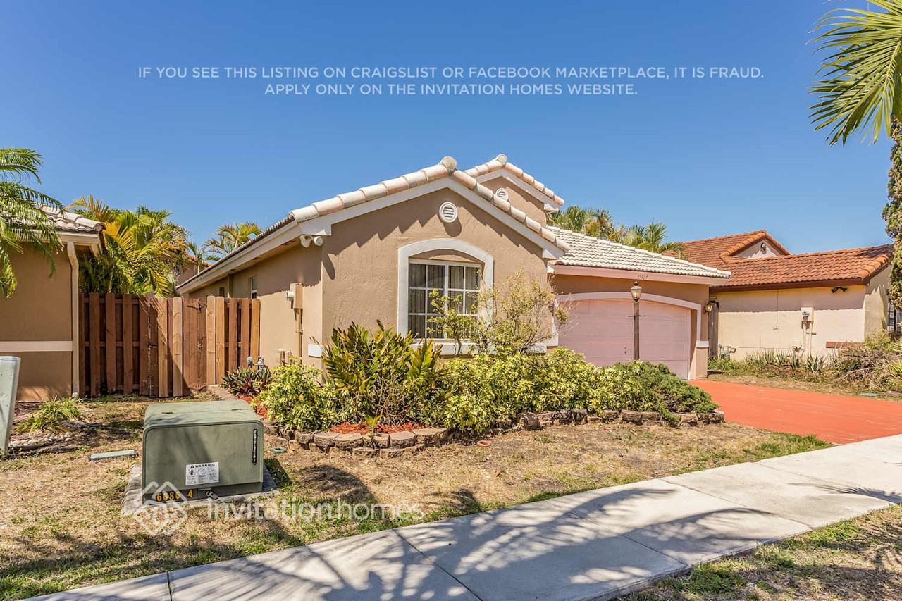 15927 Sw 82nd St - Photo 2 of 21