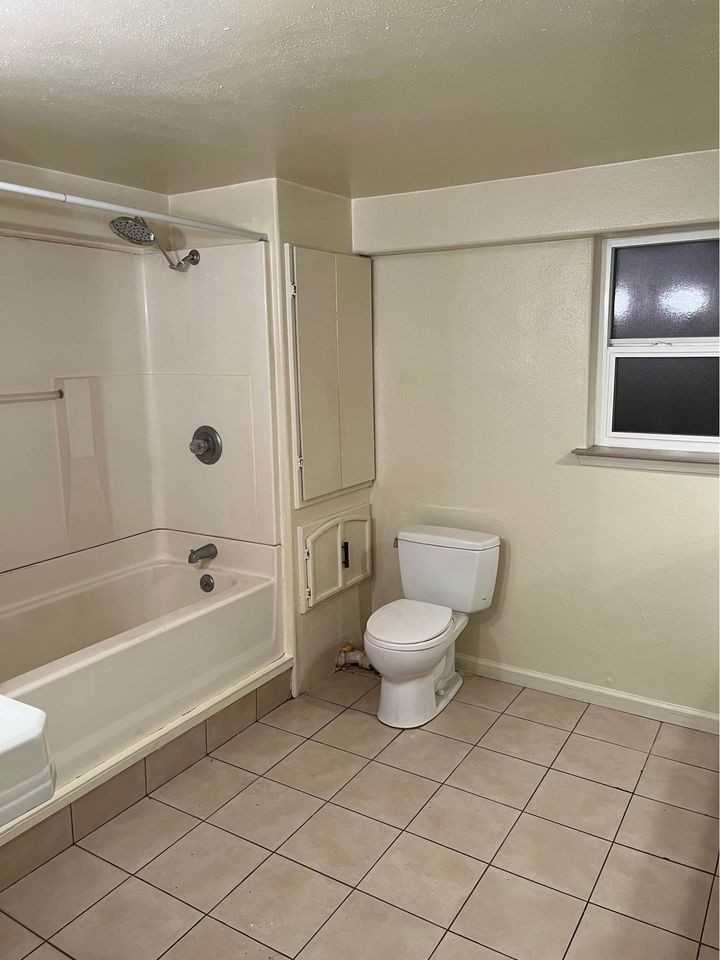 1240 Warner St #4 - Photo 3 of 8