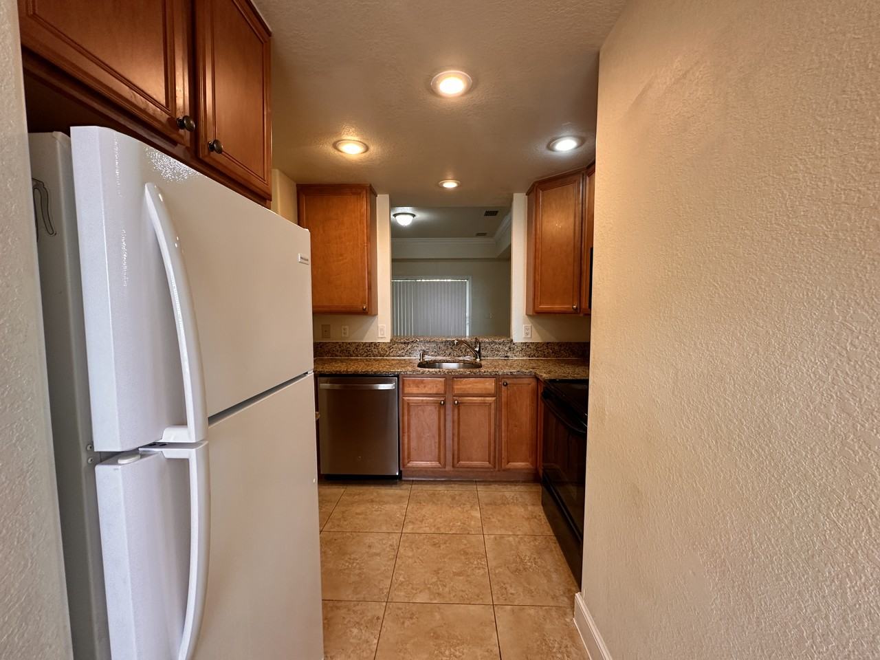 325 Se 23rd Ave #24 - Photo 2 of 25