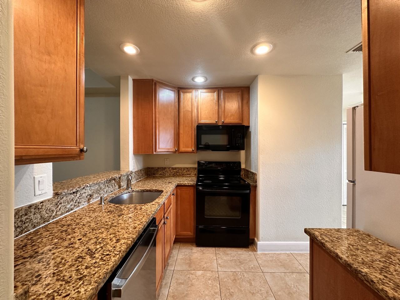 325 Se 23rd Ave #24 - Photo 3 of 25