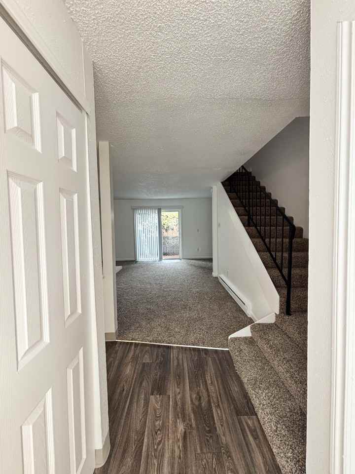 1200 E Powell Blvd #10 - Photo 2 of 18