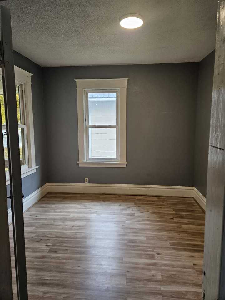 302 7th Ave - Photo 4 of 13