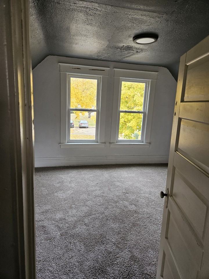 302 7th Ave - Photo 6 of 13