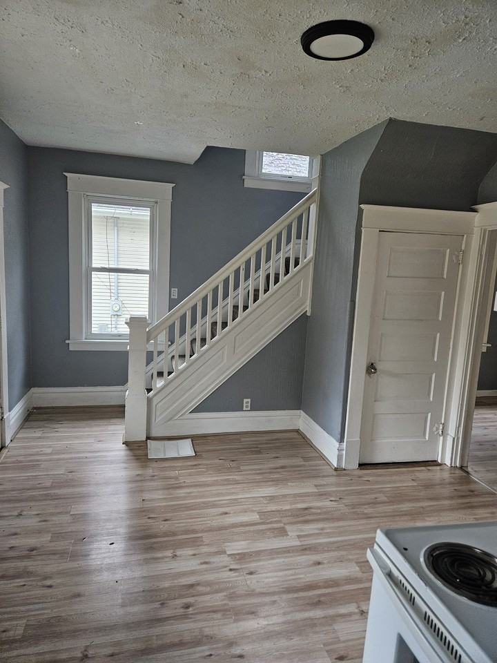 302 7th Ave - Photo 7 of 13