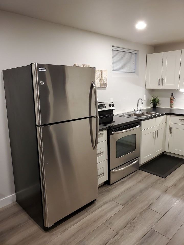216 18 Ave Nw - Photo 3 of 12