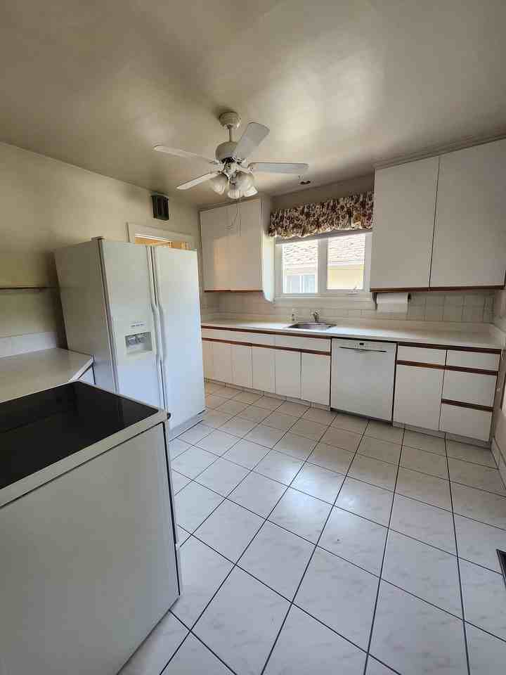 10932 88 Ave Nw - Photo 6 of 28