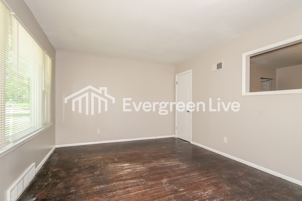 11920 Raymond Ave - Photo 3 of 15