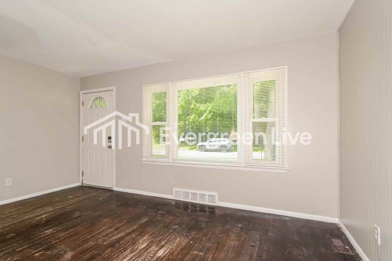 11920 Raymond Ave - Photo 4 of 15