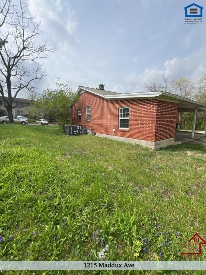 1215 Maddux Ave - Photo 4 of 32