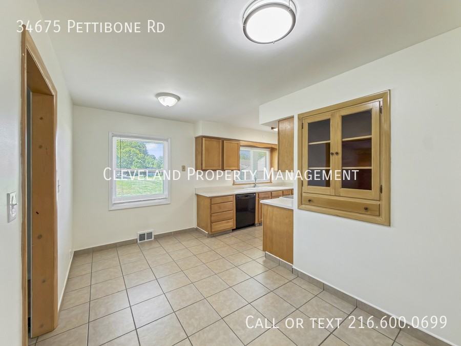 34675 Pettibone Rd - Photo 7 of 19