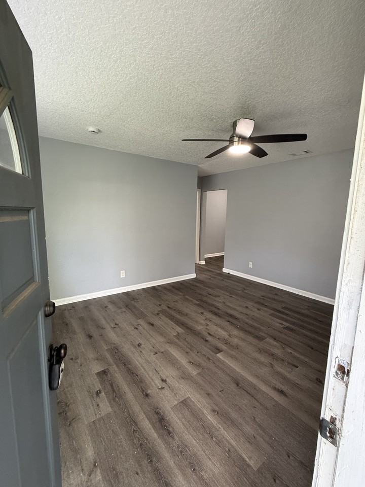 2739 King Cole Dr - Photo 2 of 17