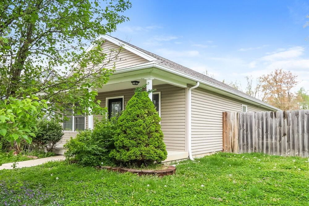 1044 Avondale Ct - Photo 4 of 16