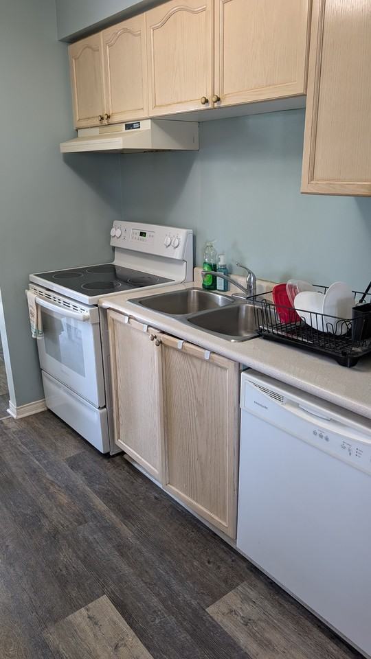 302 College Ave W - Photo 3 of 11