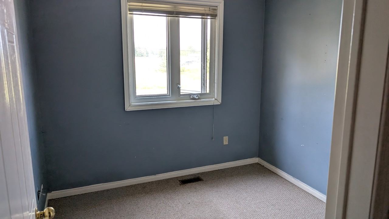 302 College Ave W - Photo 6 of 11