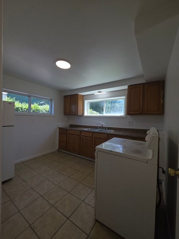 511 W Water St - Photo 5 of 10
