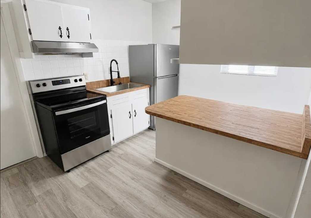 608 Bay State Ave - Photo 2 of 4