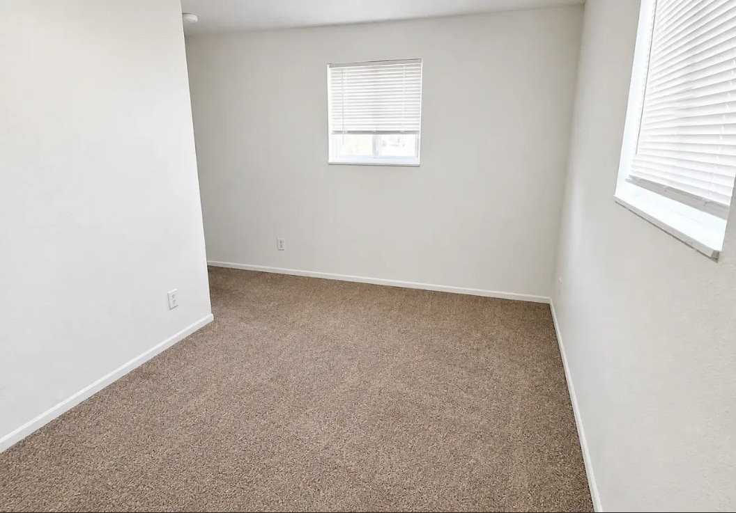 608 Bay State Ave - Photo 3 of 4