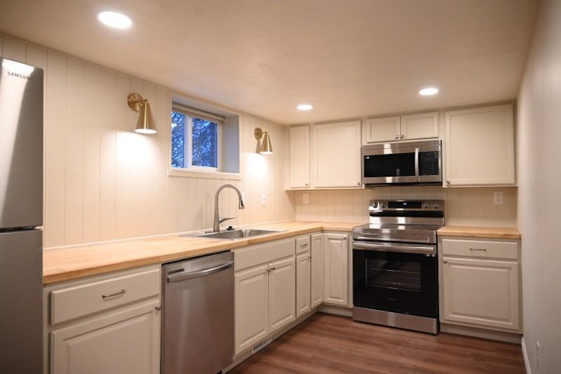 1186 Beverly Way - Photo 3 of 14
