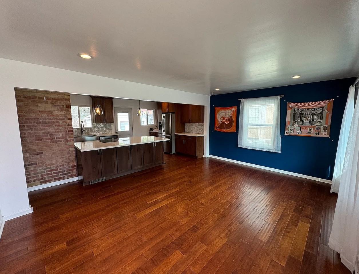 2243 E Hollywood Ave - Photo 2 of 14