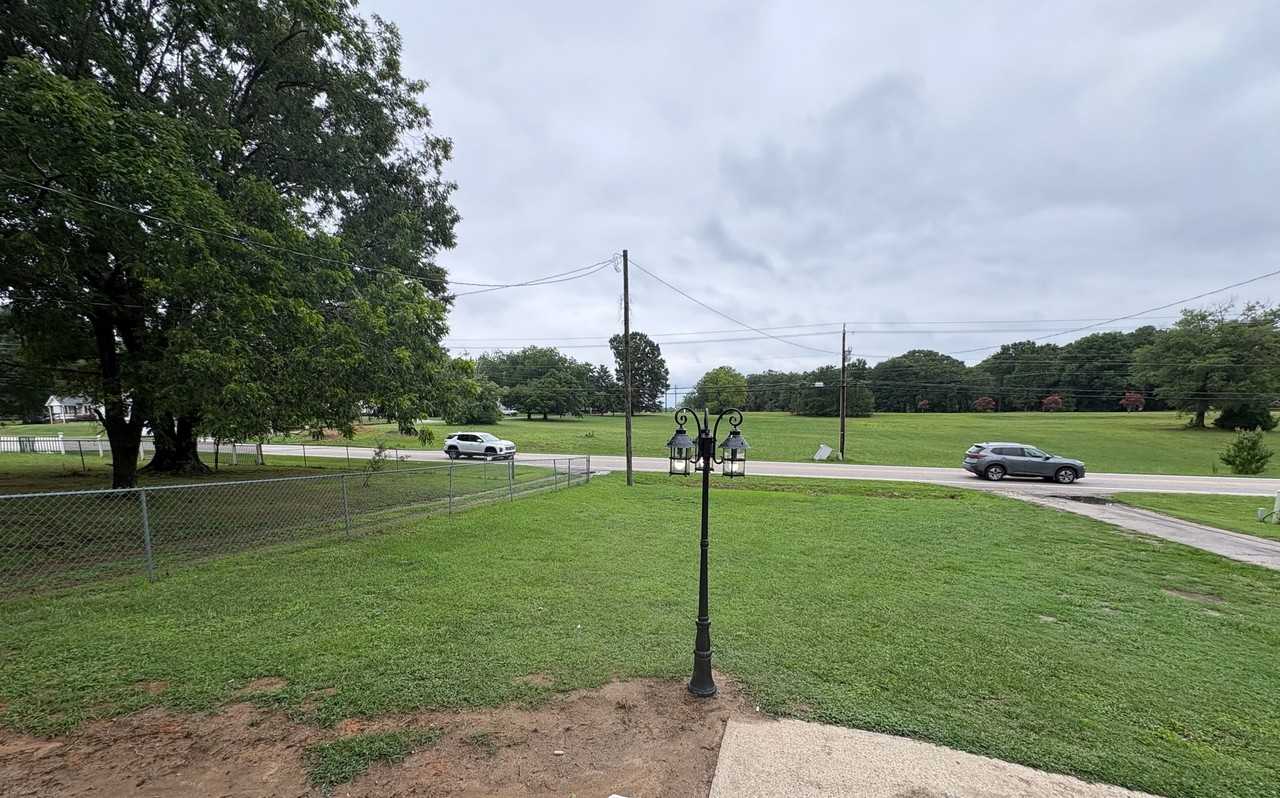 906 E Green St - Photo 4 of 6