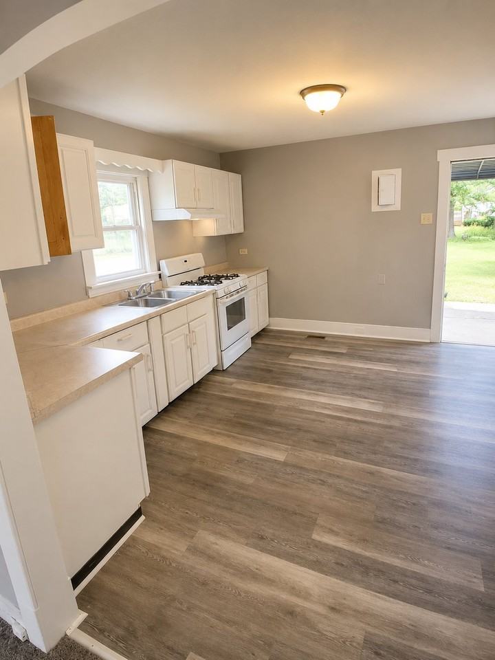 1180 N Summit Ave - Photo 3 of 19