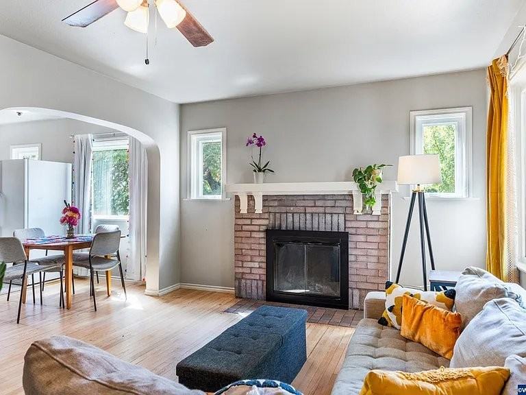 1510 Summer St Ne - Photo 3 of 10