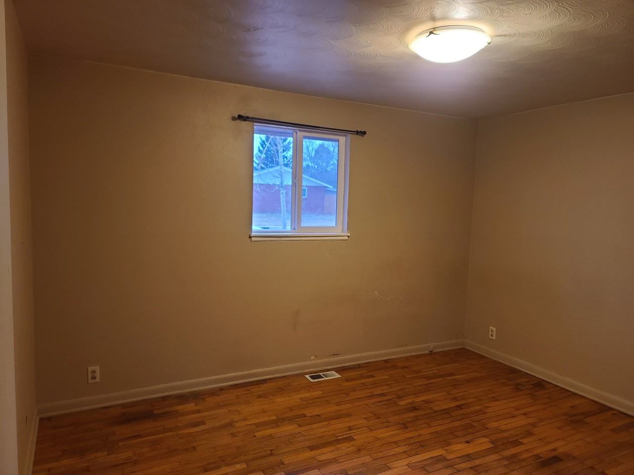 1104 Castlerock Dr - Photo 3 of 12