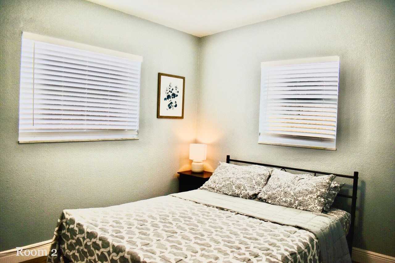 9216 82nd St - Photo 4 of 14