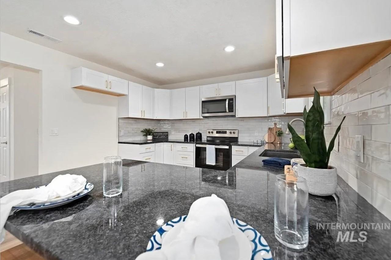 139 Goodall St - Photo 2 of 26