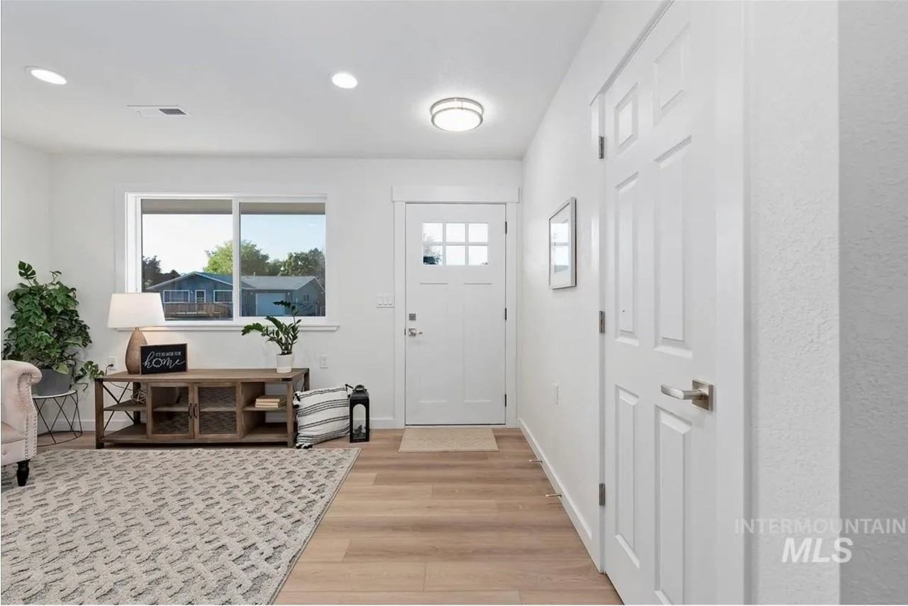 139 Goodall St - Photo 3 of 26