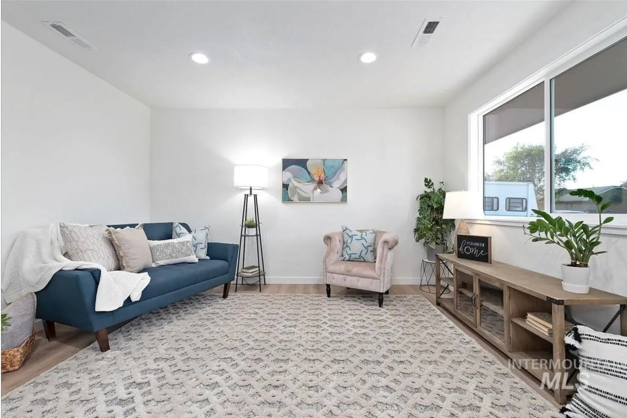 139 Goodall St - Photo 4 of 26