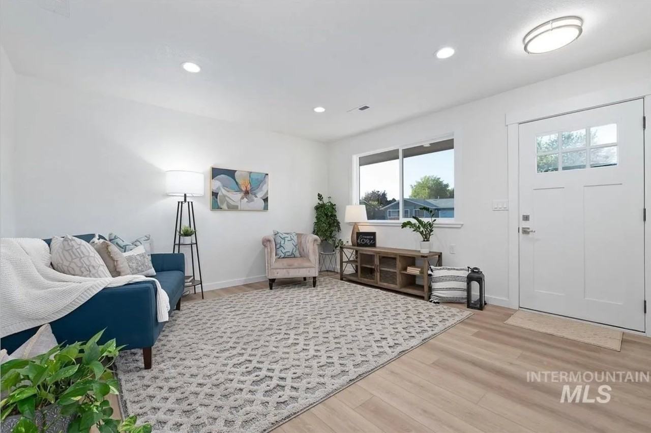 139 Goodall St - Photo 5 of 26