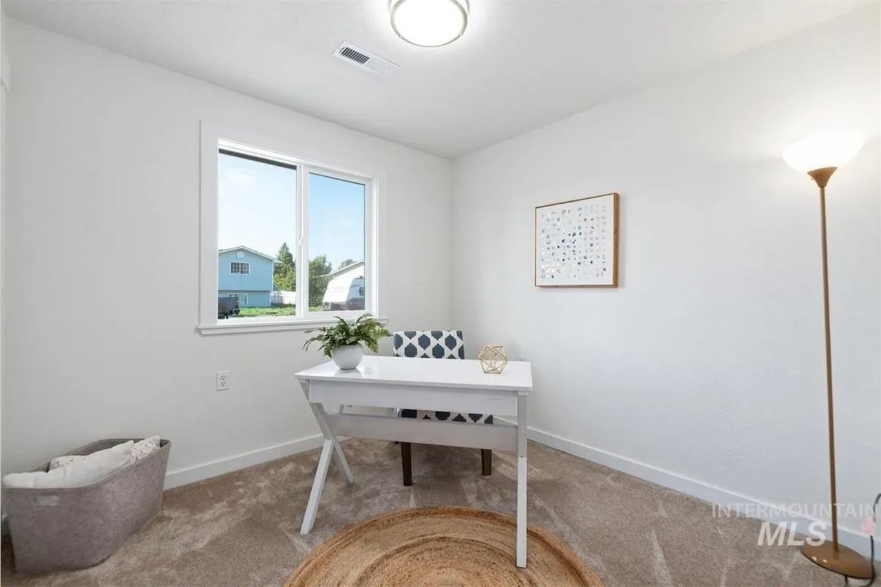 139 Goodall St - Photo 7 of 26