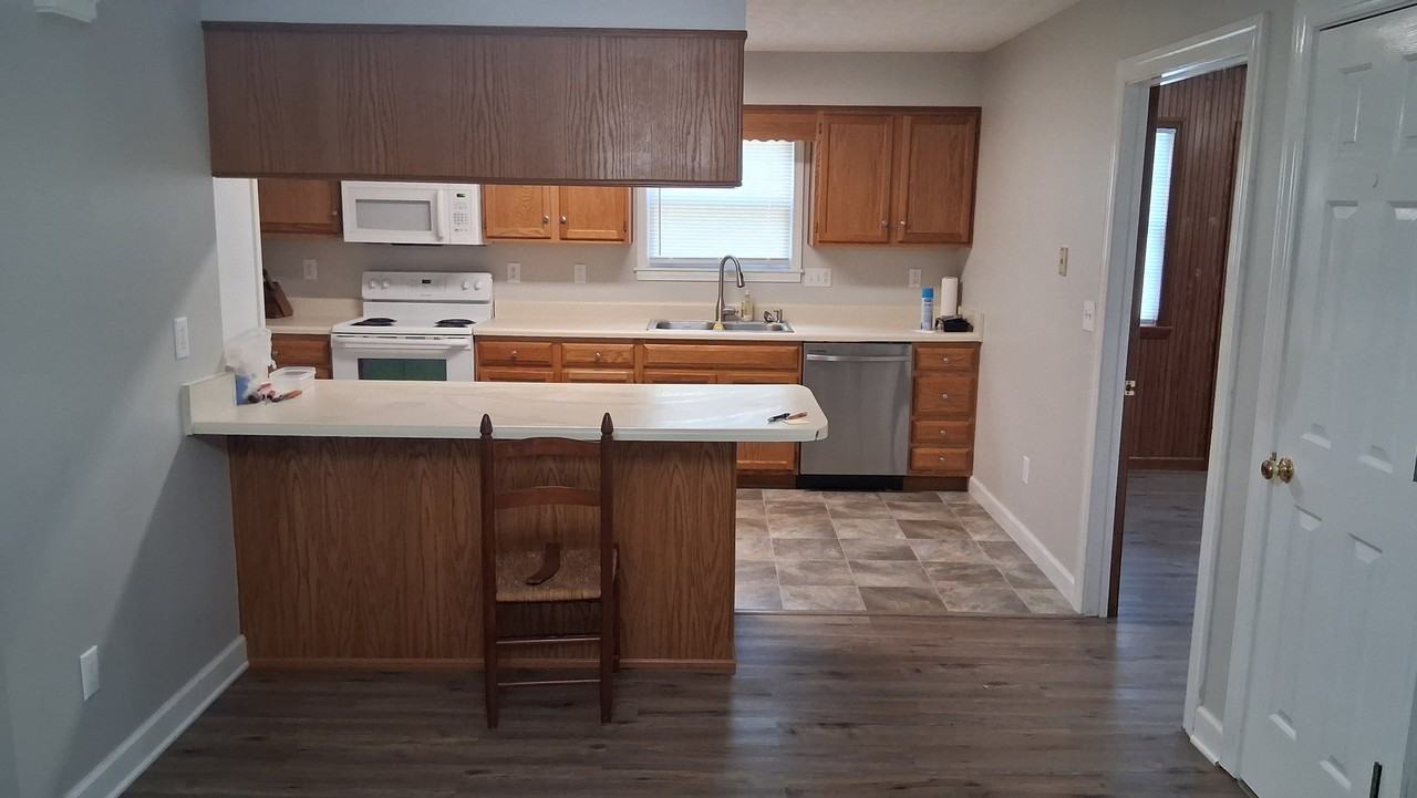 201 Hicks Dr - Photo 3 of 19