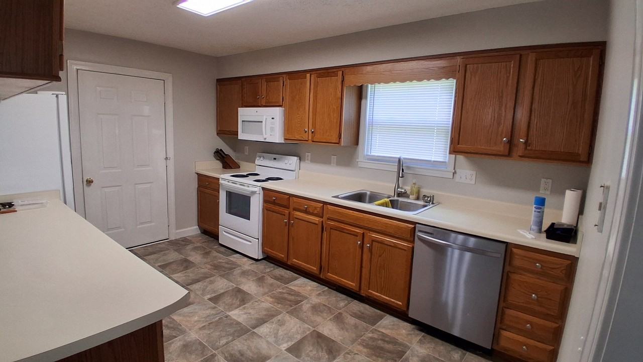 201 Hicks Dr - Photo 4 of 19