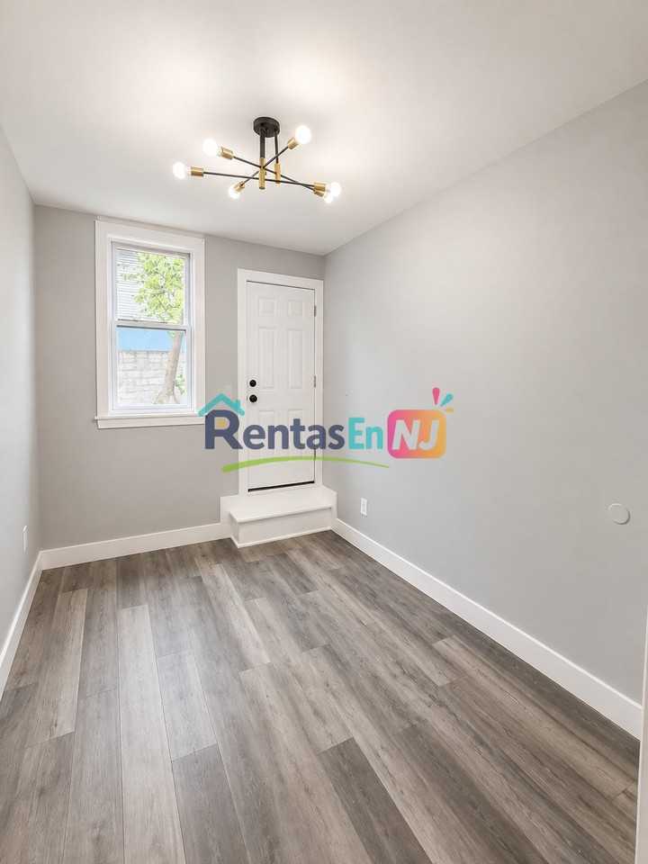 235 2nd St #2B - Photo 5 of 8