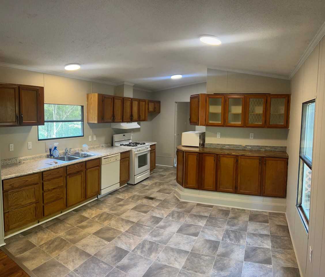 1370 Yorkshire Ln - Photo 2 of 11