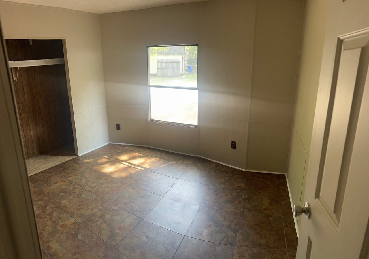 1370 Yorkshire Ln - Photo 4 of 11