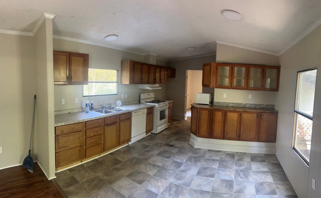 1370 Yorkshire Ln - Photo 6 of 11