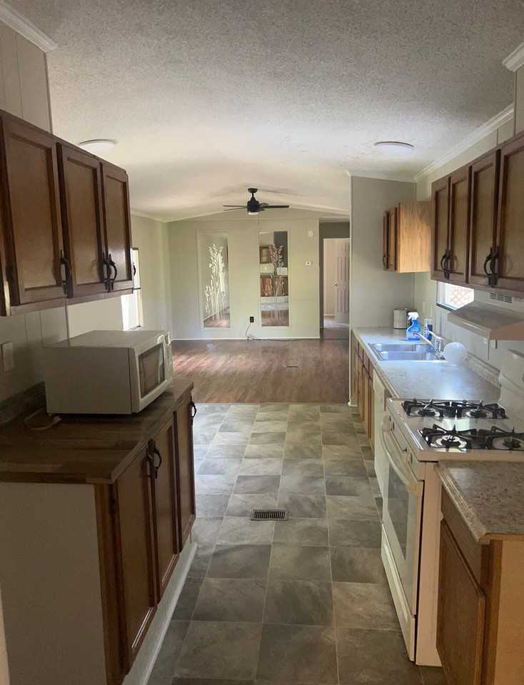 1370 Yorkshire Ln - Photo 7 of 11