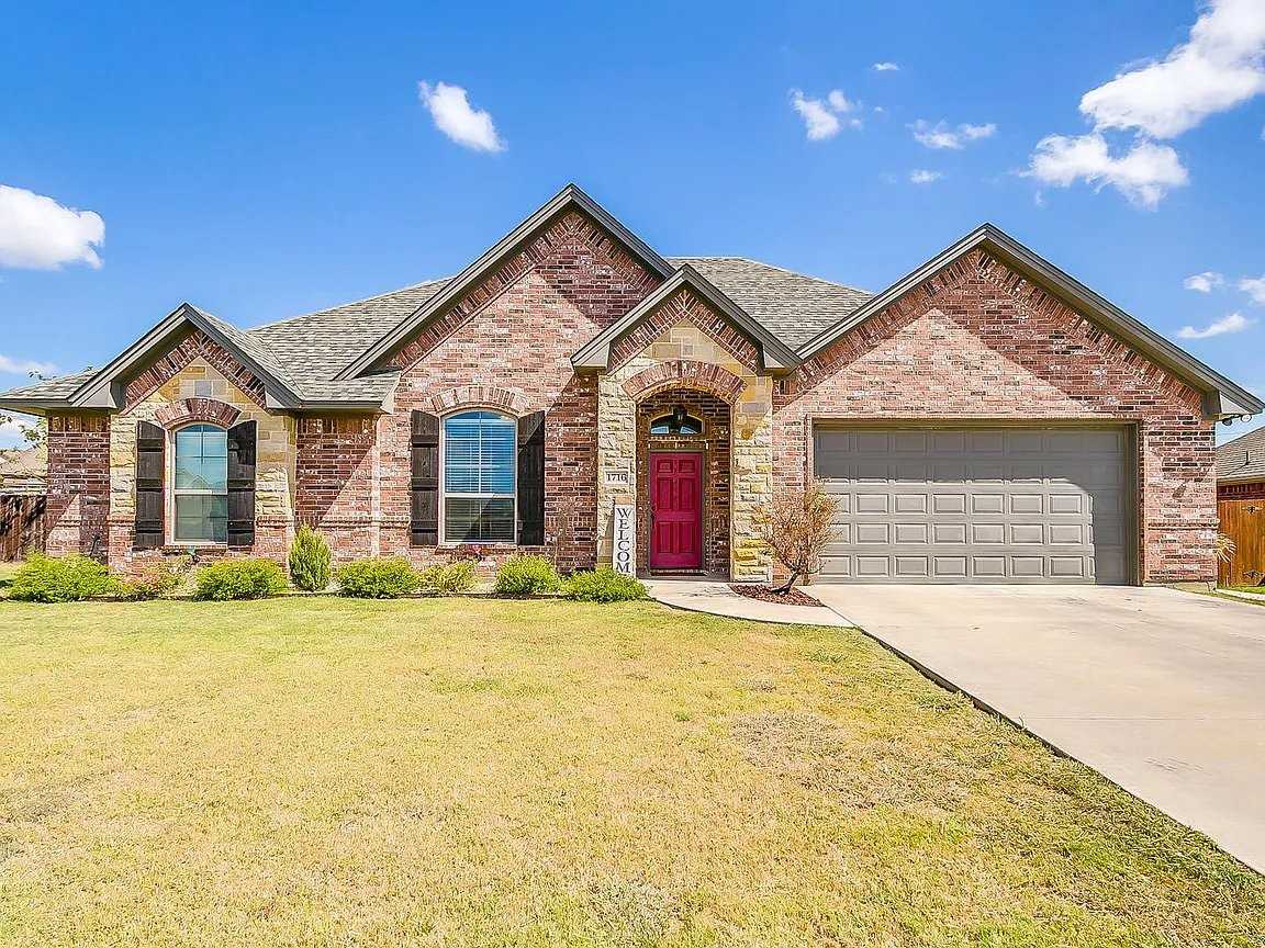 1716 Lakeway Dr - Photo 3 of 10