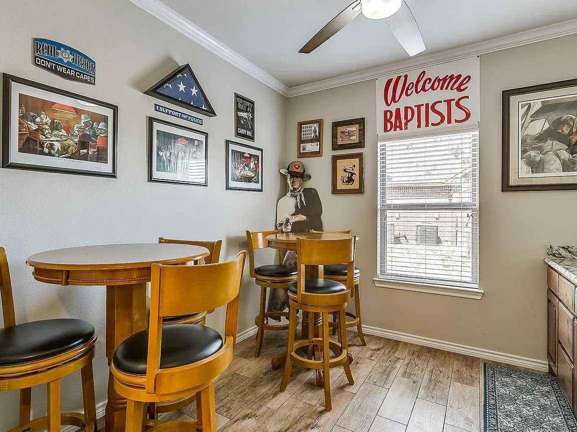 1716 Lakeway Dr - Photo 4 of 10