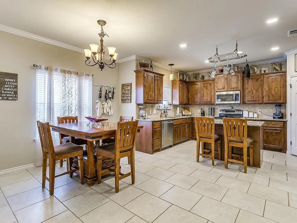 1716 Lakeway Dr - Photo 6 of 10