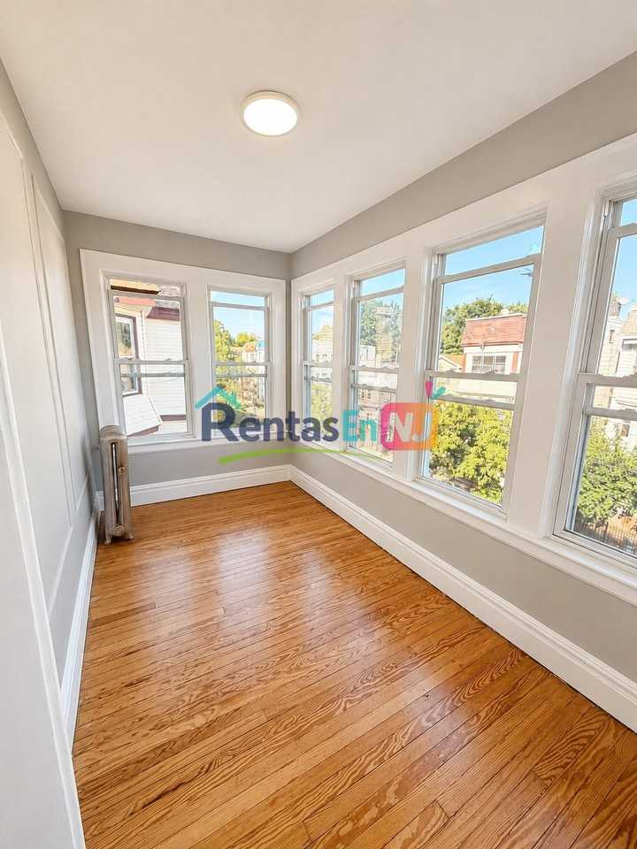 549 20th St #3A - Photo 3 of 8