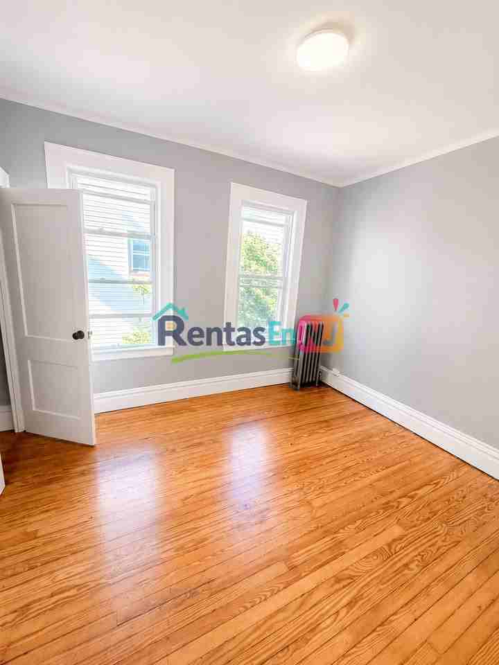549 20th St #3A - Photo 4 of 8
